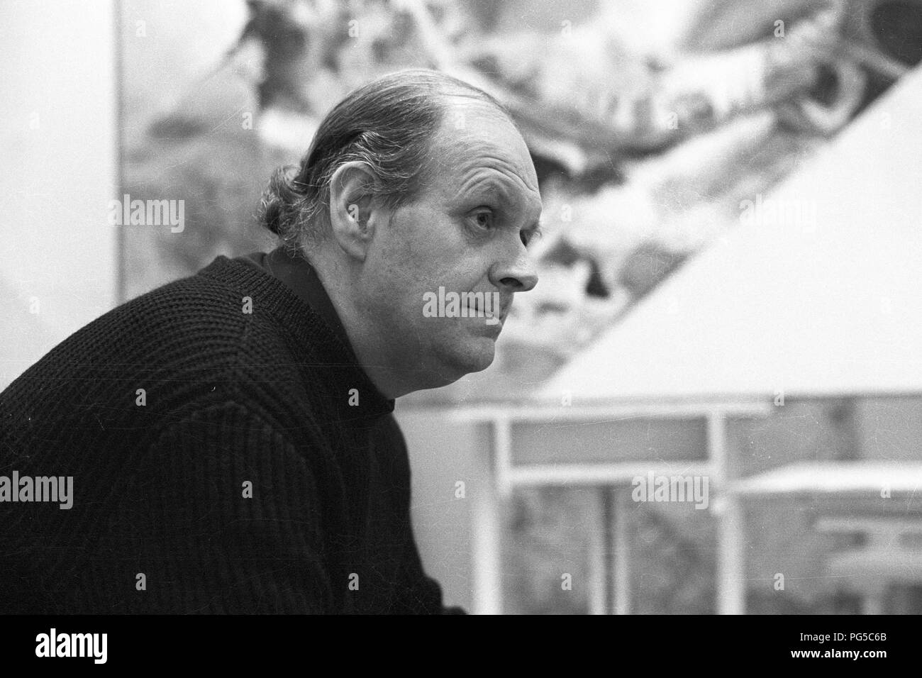 "Il pittore ceco Zdenek Beran (1937-2014) nel suo studio di Praga. Beran era un membro del gruppo ''Zaostali'' e avviamento 1990 insegnate a Praga Accademia delle Belle Arti." Foto Stock