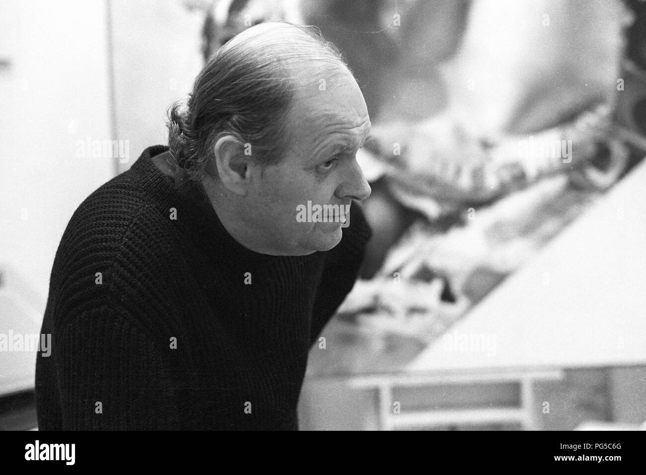 "Il pittore ceco Zdenek Beran (1937-2014) nel suo studio di Praga. Beran era un membro del gruppo ''Zaostali'' e avviamento 1990 insegnate a Praga Accademia delle Belle Arti." Foto Stock