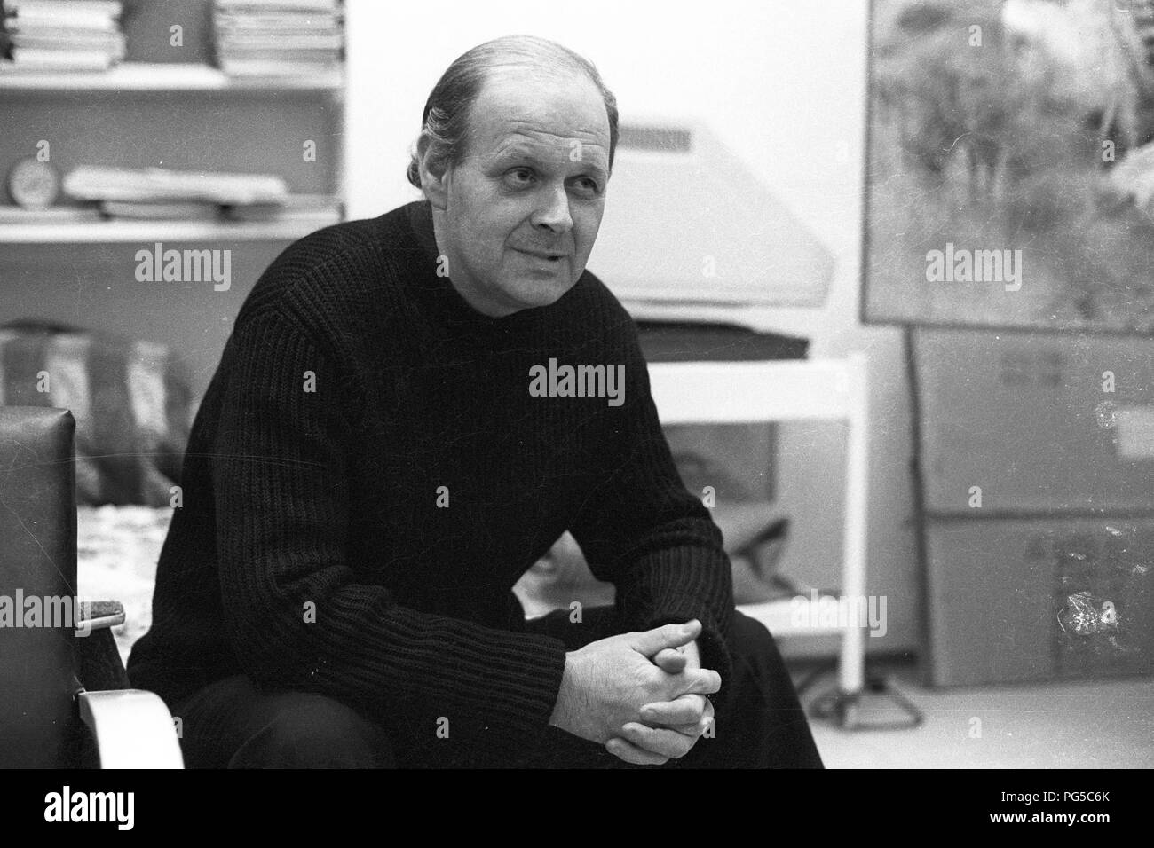 "Il pittore ceco Zdenek Beran (1937-2014) nel suo studio di Praga. Beran era un membro del gruppo ''Zaostali'' e avviamento 1990 insegnate a Praga Accademia delle Belle Arti." Foto Stock