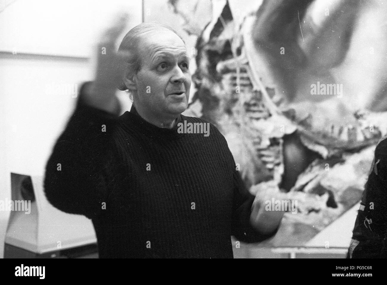 "Il pittore ceco Zdenek Beran (1937-2014) nel suo studio di Praga. Beran era un membro del gruppo ''Zaostali'' e avviamento 1990 insegnate a Praga Accademia delle Belle Arti." Foto Stock