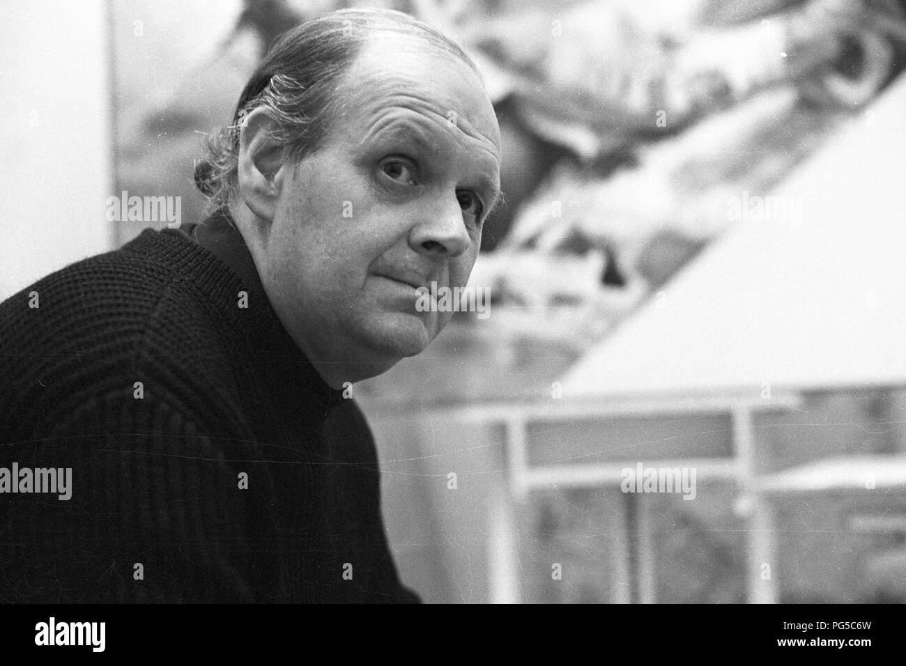 "Il pittore ceco Zdenek Beran (1937-2014) nel suo studio di Praga. Beran era un membro del gruppo ''Zaostali'' e avviamento 1990 insegnate a Praga Accademia delle Belle Arti." Foto Stock