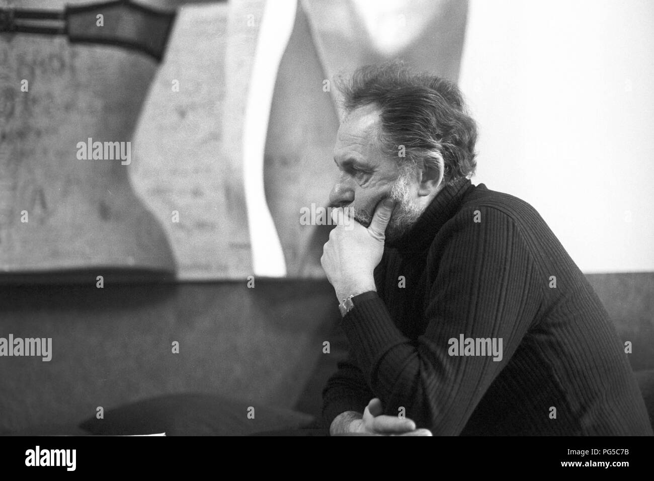 Il pittore sloveno e artista grafico Alex Mlynarcik davanti ad uno dei suoi dipinti nel suo studio di Praga. Foto Stock