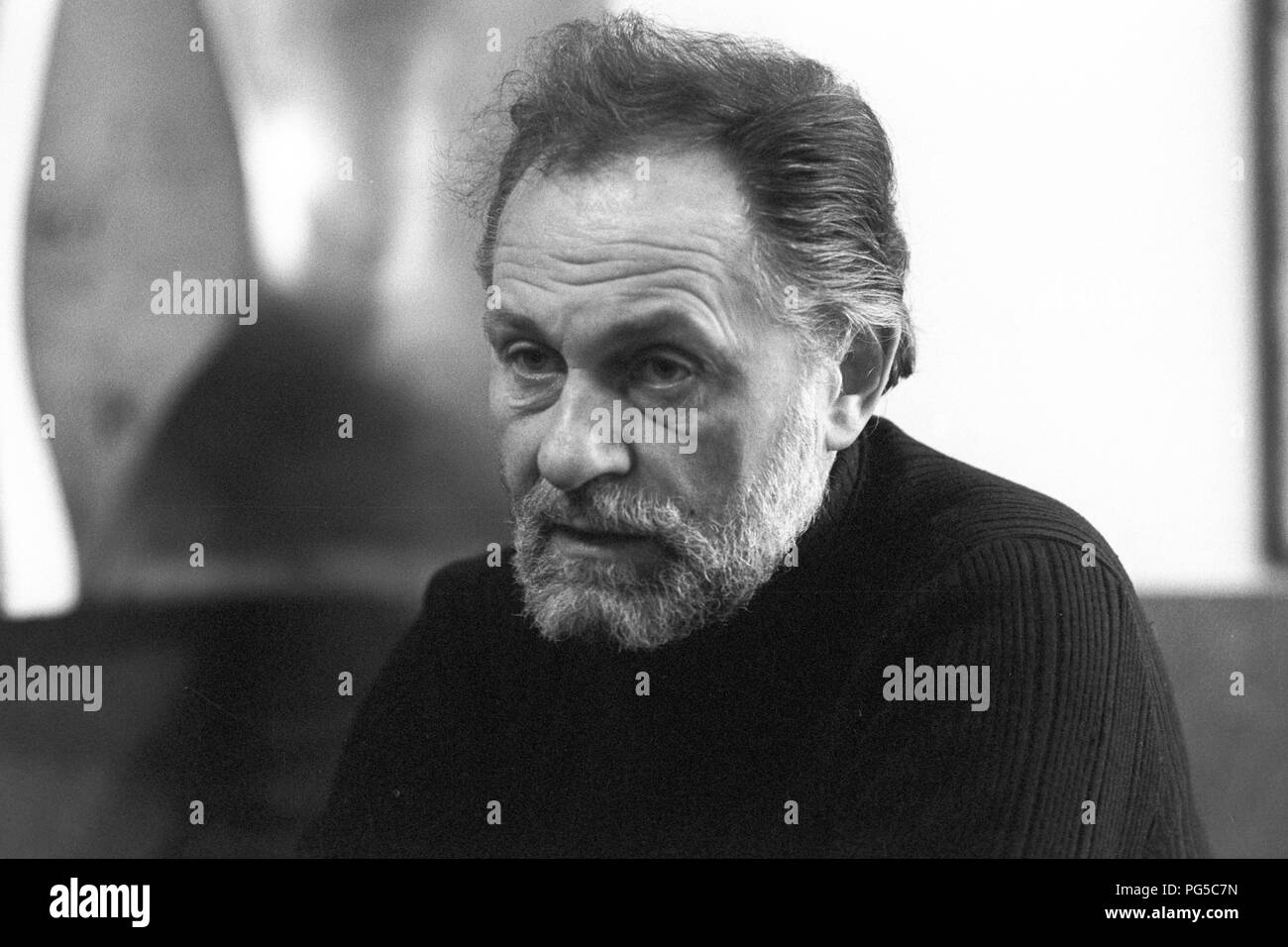 Il pittore sloveno e artista grafico Alex Mlynarcik nel suo studio di Praga. Foto Stock