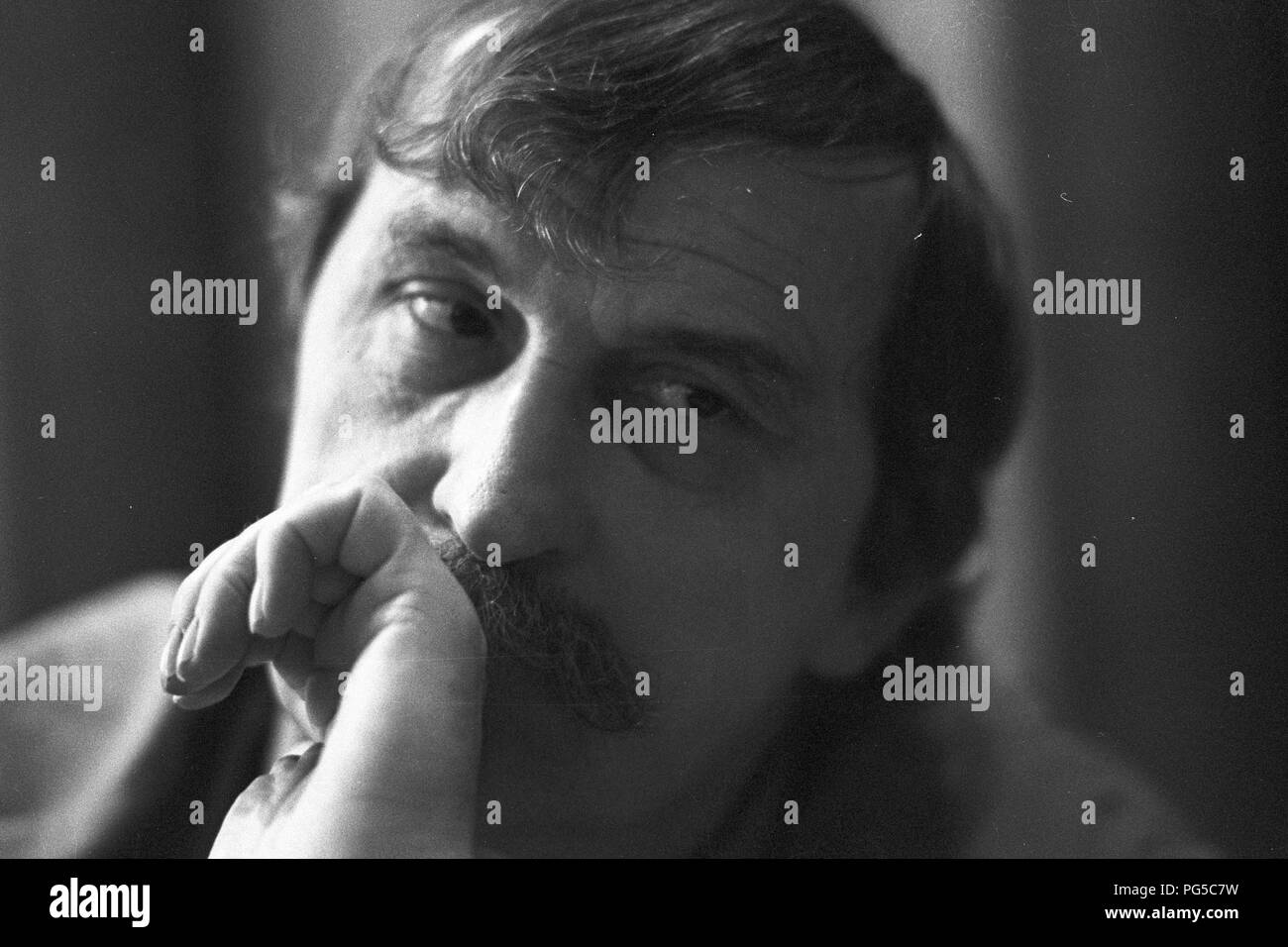 "Il pittore ceco Jiri Naceradsky durante un'intervista. Naceradsky era un membro del gruppo di artisti ''Nova skupina " dal 1990 e professore presso la Accademia di Belle Arti di Praga. Foto Stock