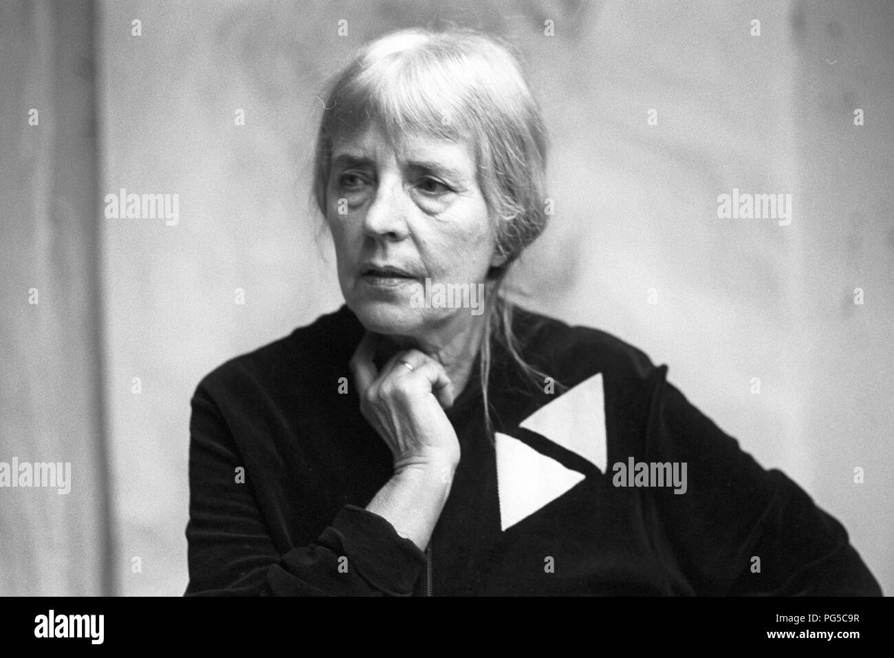 "Il pittore ceco Adriena Simotova nel suo studio a Praga. Simotova era un membro del gruppo di artisti ''UB 12''". Foto Stock