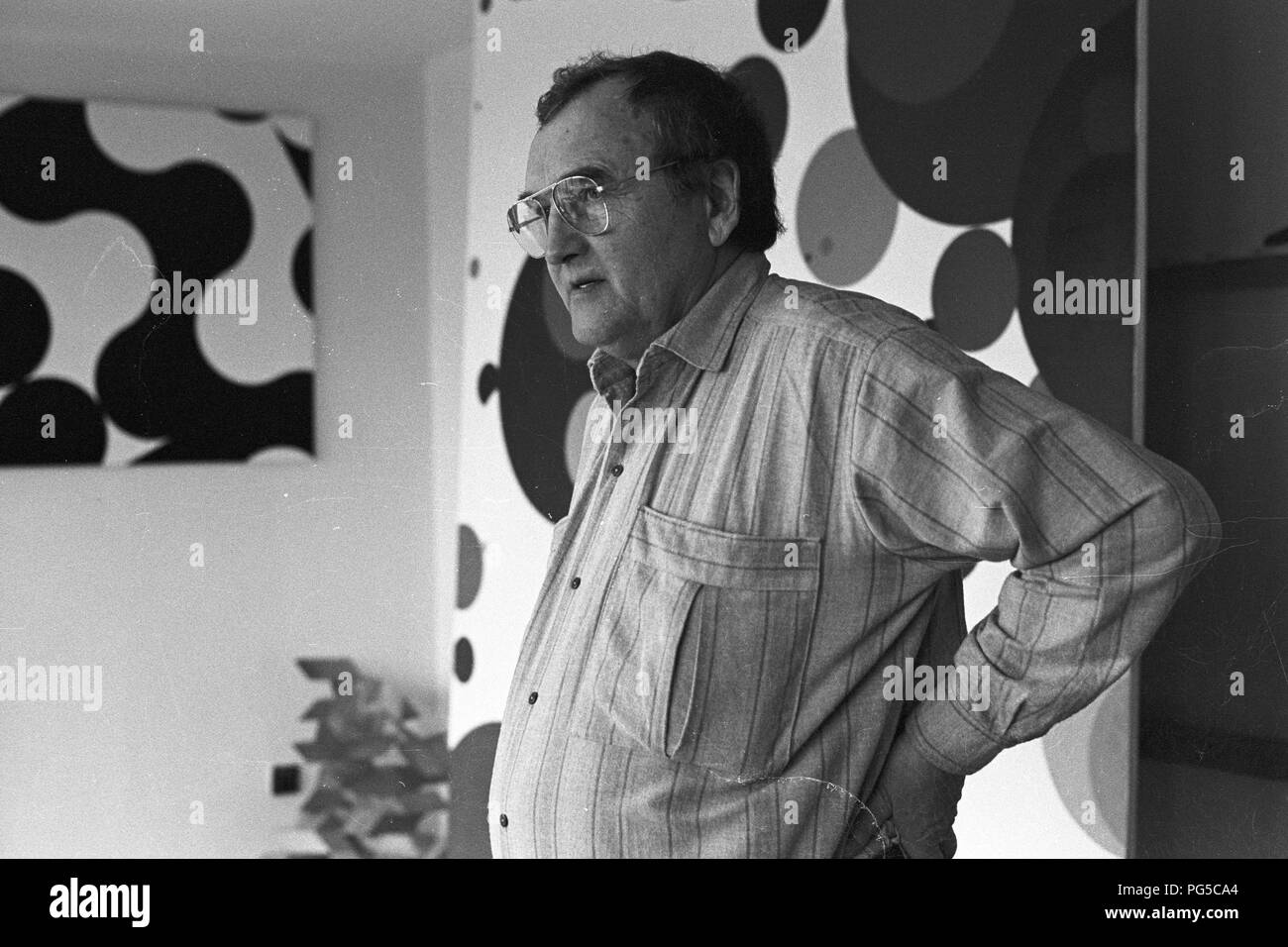 Il pittore ceco Zdenek Sykora nel suo studio di Louny. Sykora ha utilizzato un computer per la modalità di composizione dei suoi dipinti, che ha poi trasferito alla tela in acrilico. Dal 1966 è docente presso l'Università Carlo a Praga. Foto Stock