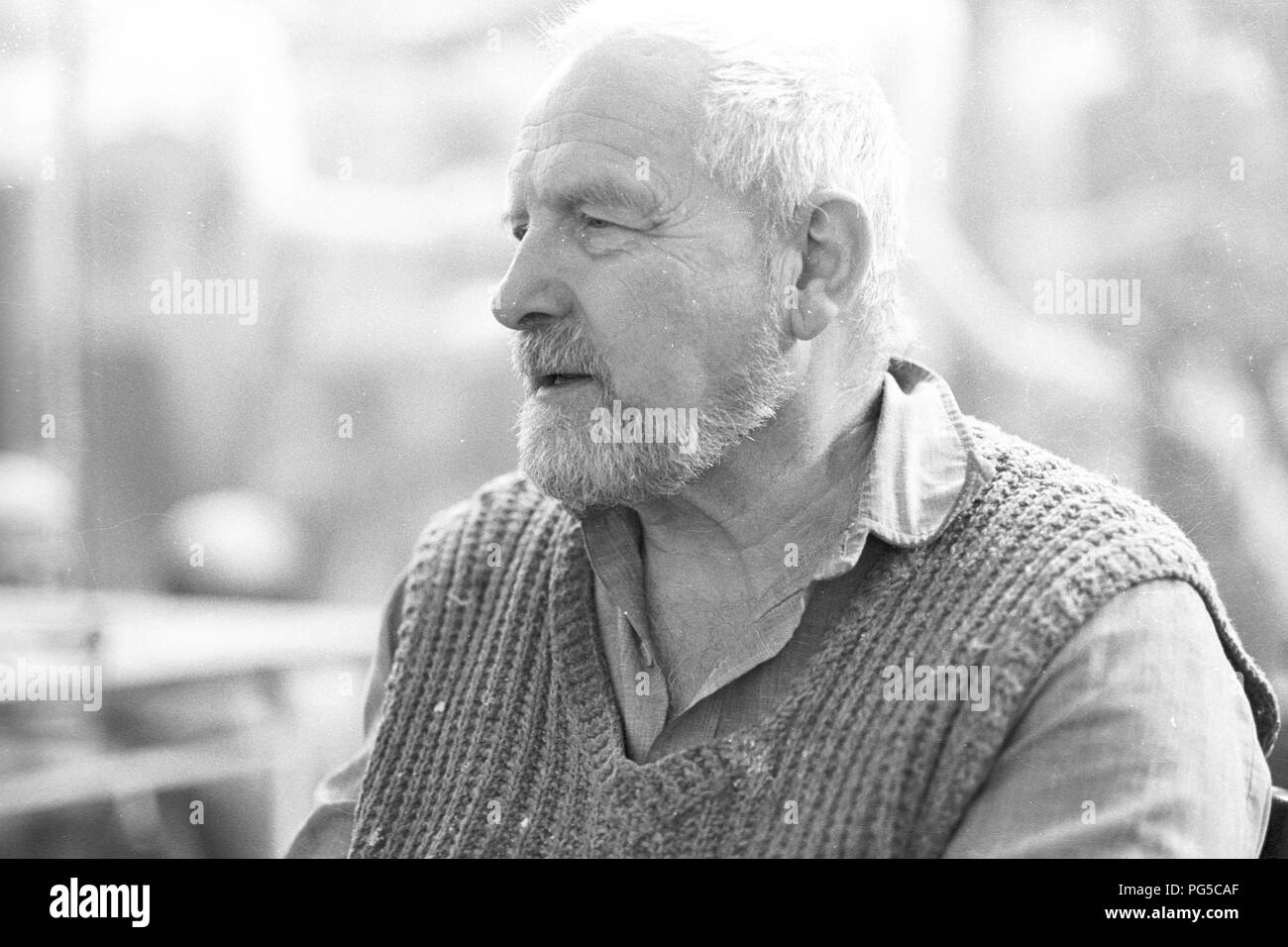 Il scultore ceco Olbram Zoubek (1926-2017) nel suo studio di Praga. Zoubek's opera più celebre è il Jan Palach Memorial a Praga. Il suo stile è basato su quello della Swiss scultore Alberto Giacometti. Foto Stock