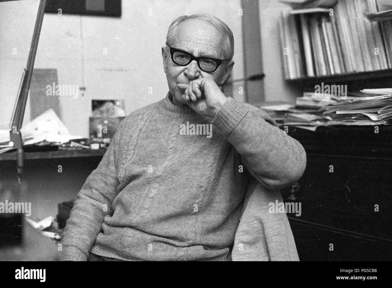 "Il pittore ceco Vaclav Bostik (1913-2005) presso il desk nel suo studio di Praga. Tra il 1937-39 e nel 1945 Bostik ha studiato presso l Accademia di Belle Arti di Praga ed è stato un membro dei gruppi ''UB 12'' e ''Nova Skupina''." Foto Stock