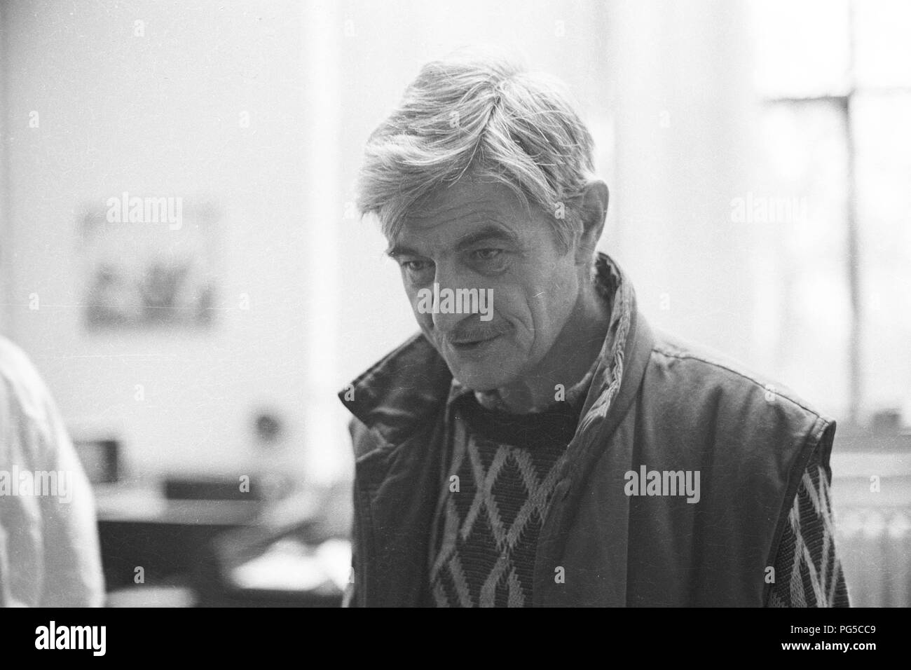 "Il pittore ceco Bedřich Dlouhy nel suo studio di Praga. Dal 1990 Dlouhy era un professore presso la Accademia di Belle Arti di Praga, e anche un membro dei gruppi ''Zaostali'' e ''Smidrove''." Foto Stock