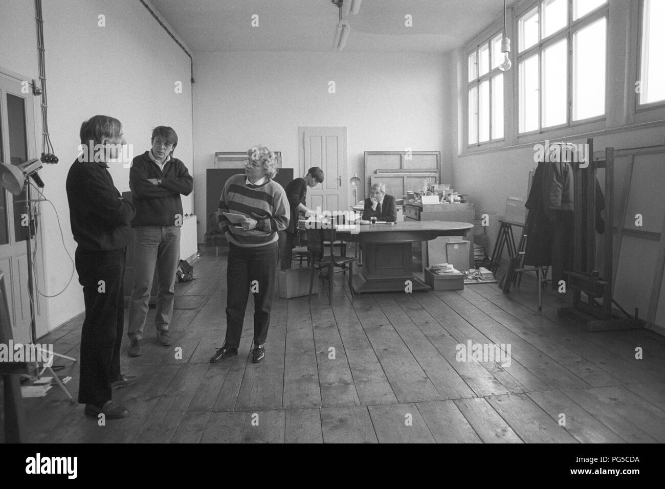 "Il pittore ceco Milano Grygar (nato nel 1926 a Zvolen) con i visitatori nel suo studio di Praga. Grygar è meglio conosciuto per il suo ''Akusticka kresba'' (''Acoustic disegni''), in cui egli si traduce i suoni in forme grafiche.". Foto Stock