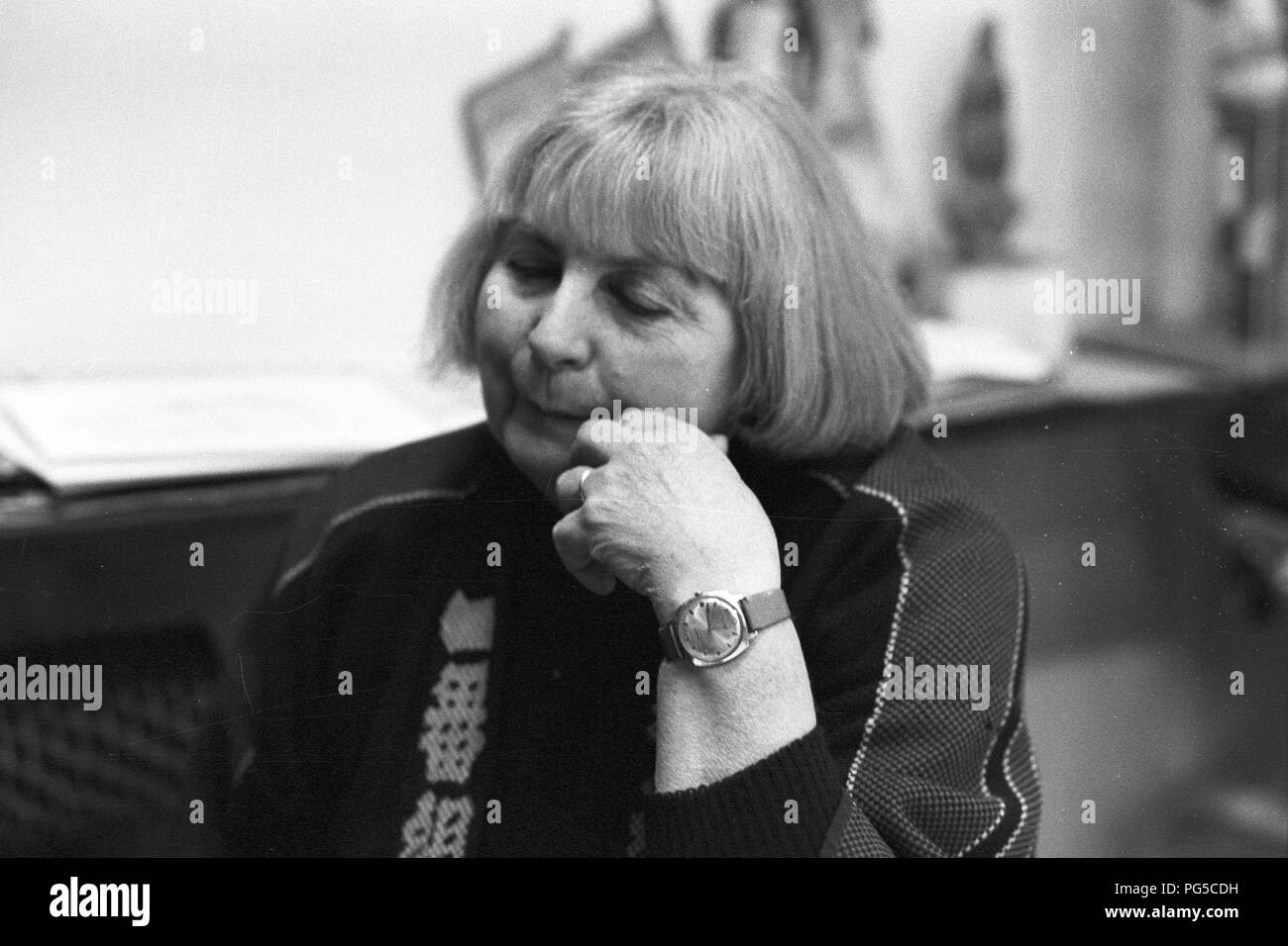 Il pittore ceco, artista grafico e scultore Vera Janouskova (1922-2010) nel suo studio a Praga. Janouskova era un membro degli artisti collettiva UB 12. Foto Stock