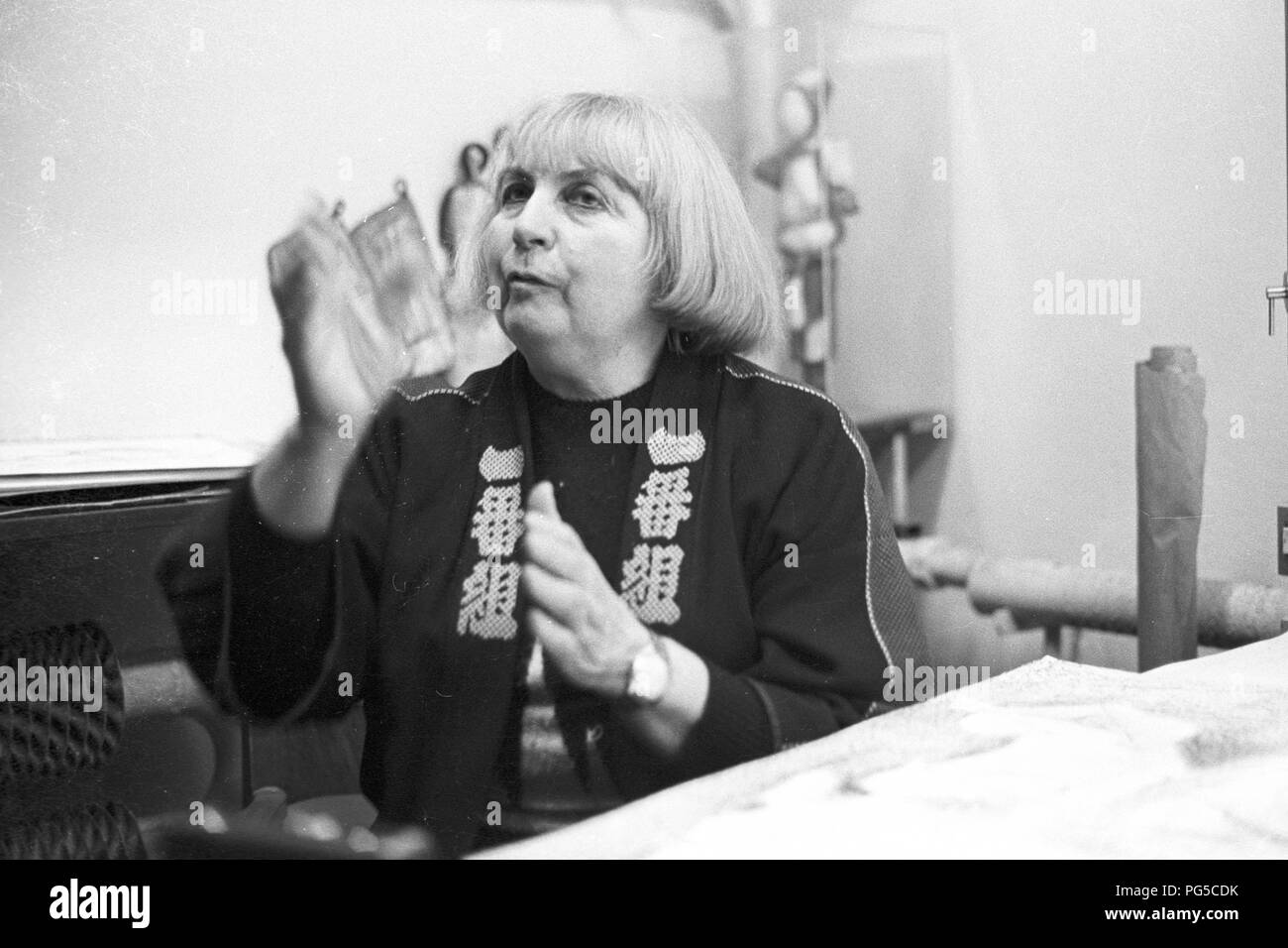 Il pittore ceco, artista grafico e scultore Vera Janouskova (1922-2010) nel suo studio a Praga. Janouskova era un membro degli artisti collettiva UB 12. Foto Stock