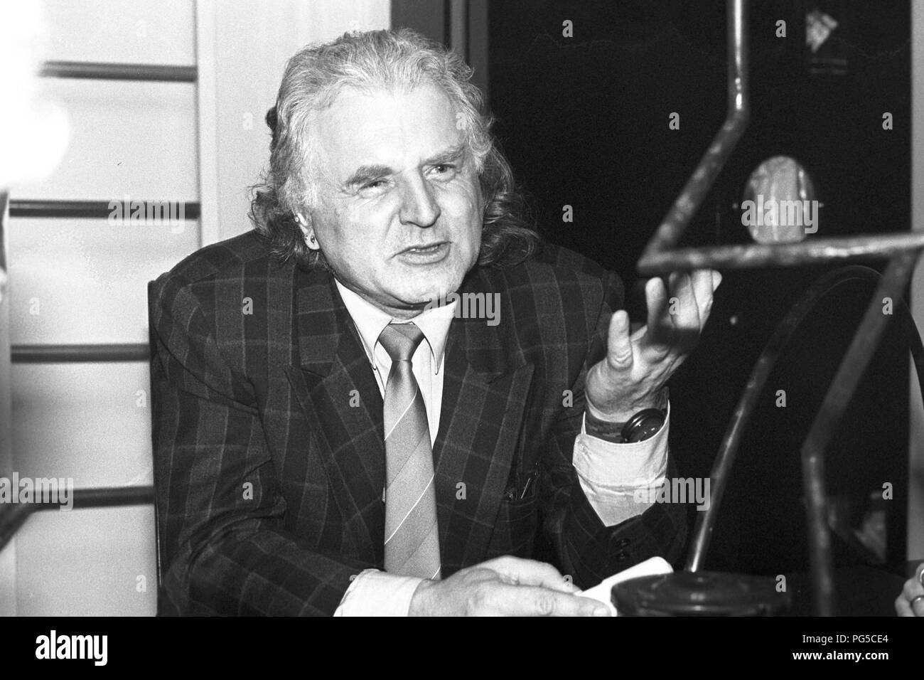 L'artista ceco Milan Knizak (nato nel 1940) nel suo studio di Praga. Knizak era uno dei rappresentanti del movimento Fluxus, professore presso la Accademia di Belle Arti di Praga e dal 1990 al 1997 il suo direttore. Tra il 1999 e il 2011 Knizak era anche direttore del Prague National Gallery. Foto Stock