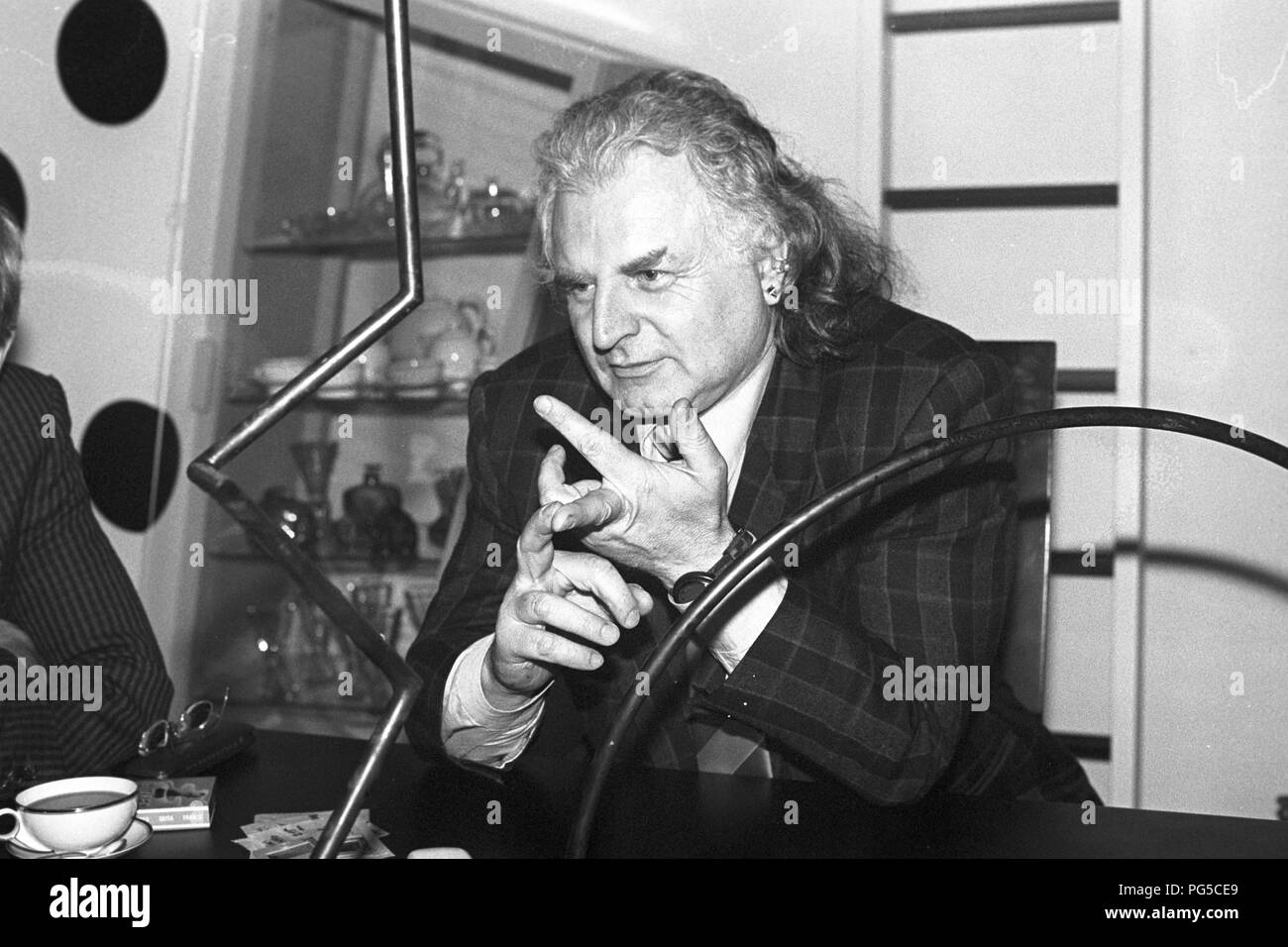 L'artista ceco Milan Knizak (nato nel 1940) nel suo studio di Praga. Knizak era uno dei rappresentanti del movimento Fluxus, professore presso la Accademia di Belle Arti di Praga e dal 1990 al 1997 il suo direttore. Tra il 1999 e il 2011 Knizak era anche direttore del Prague National Gallery. Foto Stock