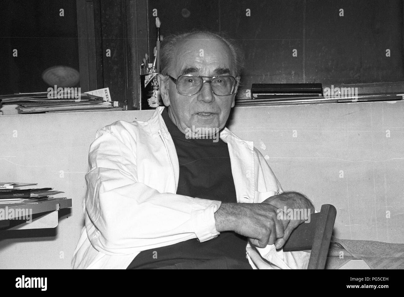 L'artista ceco Jiri Kolar (1914-2002) nel suo studio a Parigi. Kolar è stato co-fondatore dell'artista Skupina collettiva 42 (Gruppo 42), un firmatario della carta 77 e uno dei più noti dissidenti del regime cecoslovacco. Foto Stock