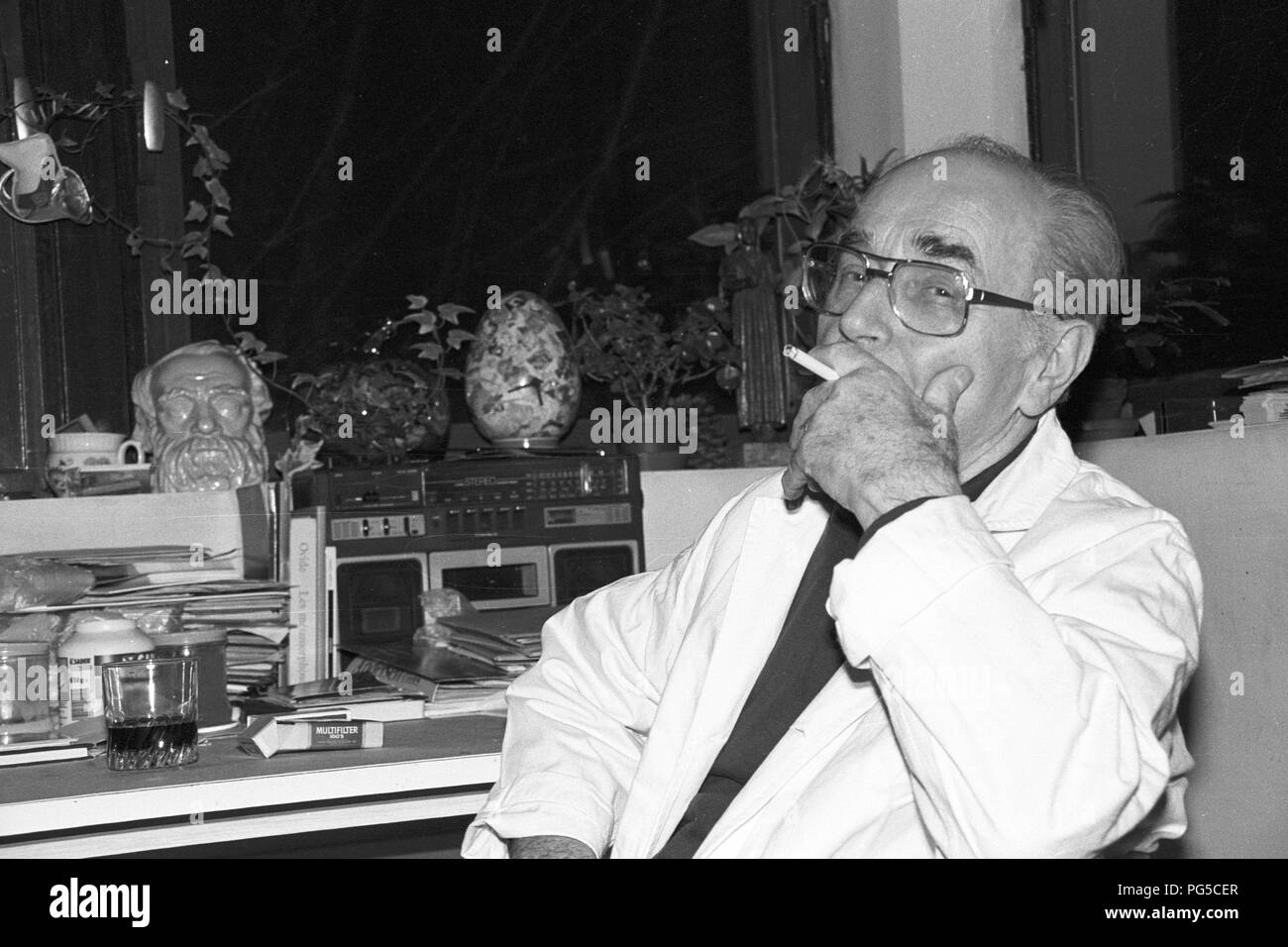 L'artista ceco Jiri Kolar (1914-2002) nel suo studio a Parigi. Kolar è stato co-fondatore dell'artista Skupina collettiva 42 (Gruppo 42), un firmatario della carta 77 e uno dei più noti dissidenti del regime cecoslovacco. Foto Stock