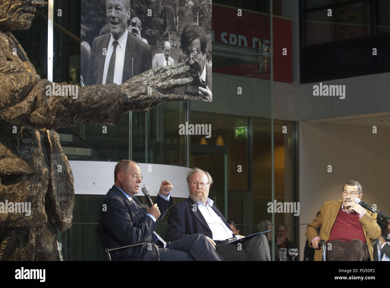 " Berlino, GER, 26.06.2013: presentazione del libro in Willy-Brandt-House: ''Willy Brandt e Guenter Grass: scambio di lettera'' con Guenter Grass, scrittore e Peer Steinbrueck, SPD-politico e cancelliere candidato. Leggere da Burghart Klaussner e Dieter Mann, attori. Nella foto a sinistra a destra: Peer Steinbrück (SPD), Wolfgang Thierse (SPD) e Guenter Grass (Schriftsteller).". Foto Stock