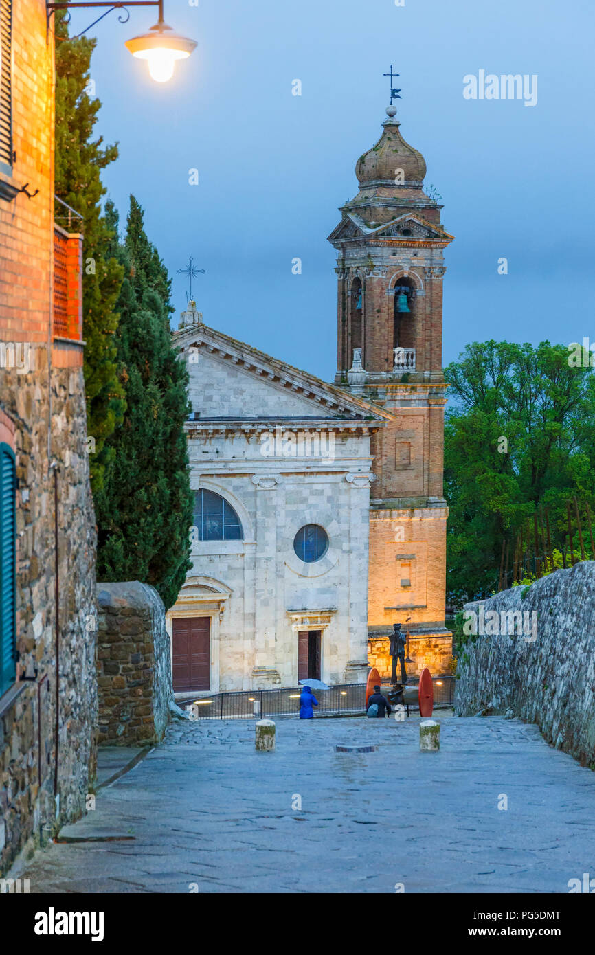 Chiesa con campanile a torre in un villaggio italiano Foto Stock