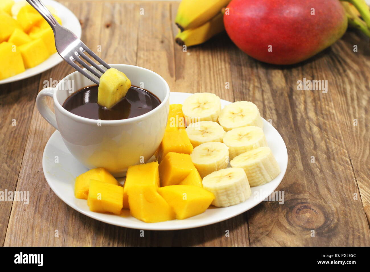 La Fonduta di cioccolato e frutta fresca in pezzi Foto Stock