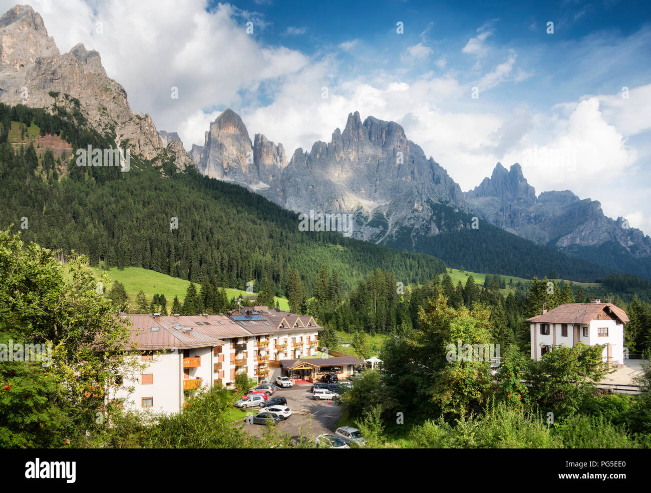 Le Pale di San Martino vista di gruppo da San Martino di Castrozza. In estate le Dolomiti. Italia Foto Stock