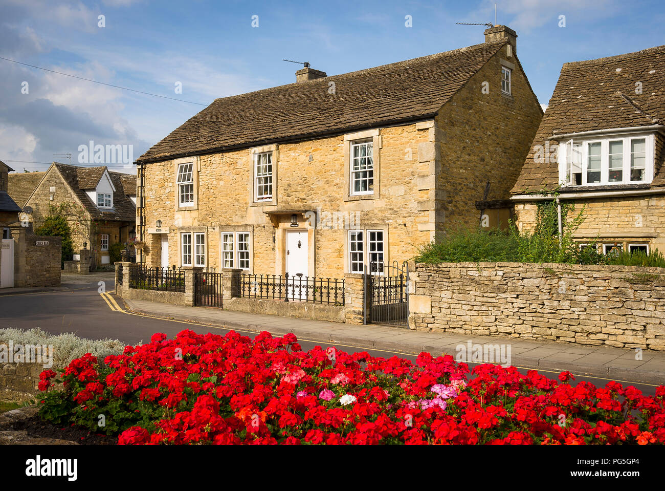 Un letto di rosso dei gerani nel Memorial Garden nella parte vecchia della città a Melksham nel Wiltshire, Inghilterra REGNO UNITO Foto Stock