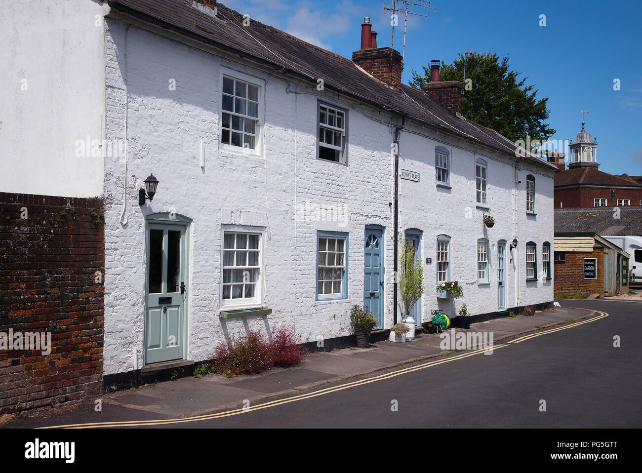 Una fila di vecchi dipinti di bianco case a schiera nella parte vecchia della città di Marlborough nel Wiltshire, Inghilterra REGNO UNITO Foto Stock