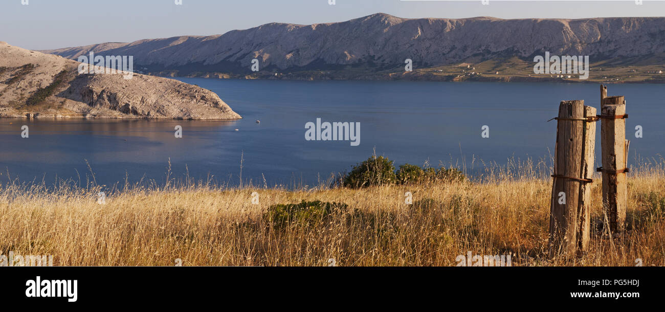Croazia: vista panoramica del fiordo e villaggio di Metajna, un remoto villaggio lungo la baia di Pag sull'Isola di Pag nel mare Adriatico Foto Stock