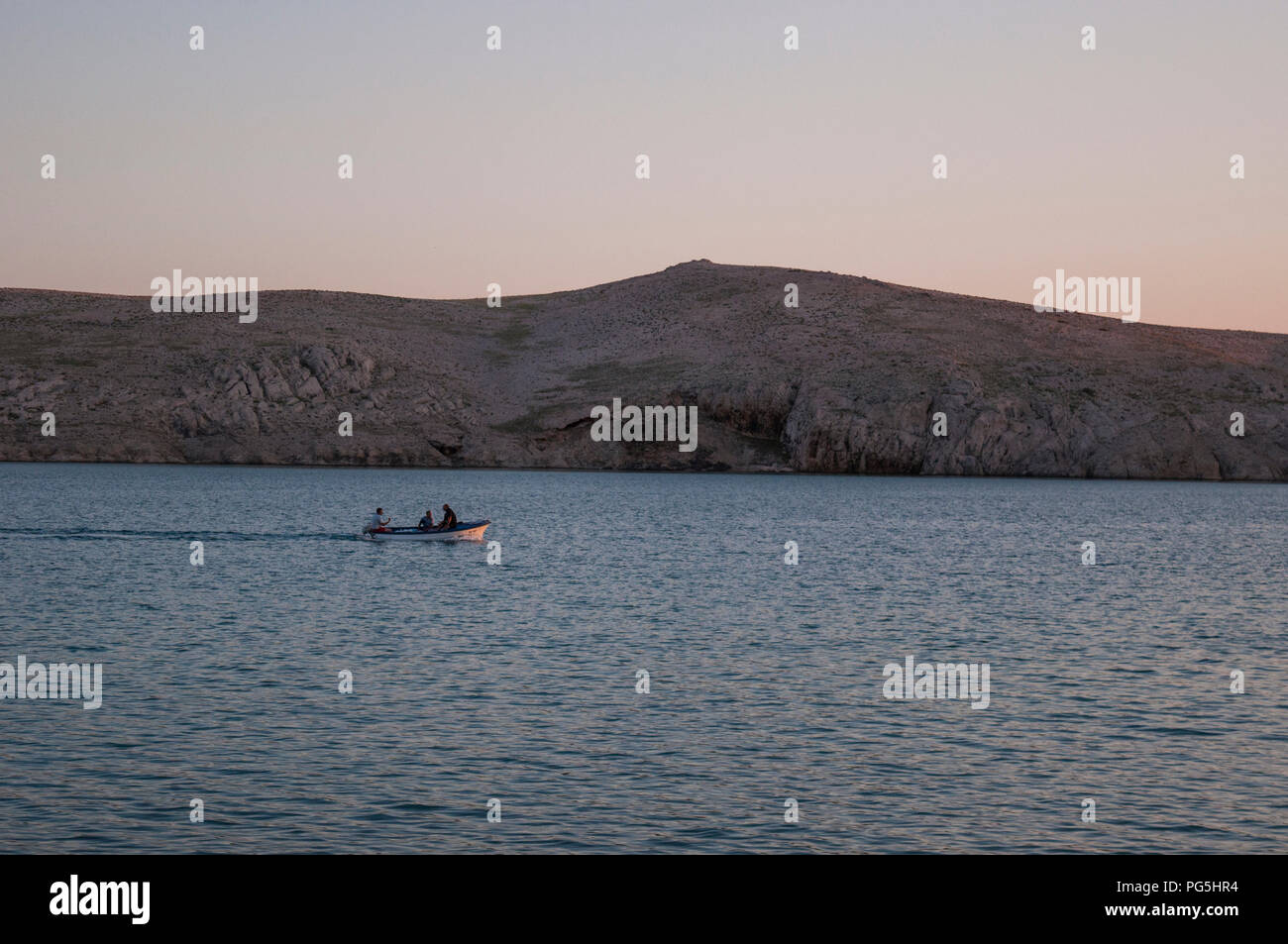 Croazia, Europa: ishermen su una barca al tramonto sull'isola di Pag, la quinta più grande isola della costa croata del Mare Adriatico settentrionale Foto Stock
