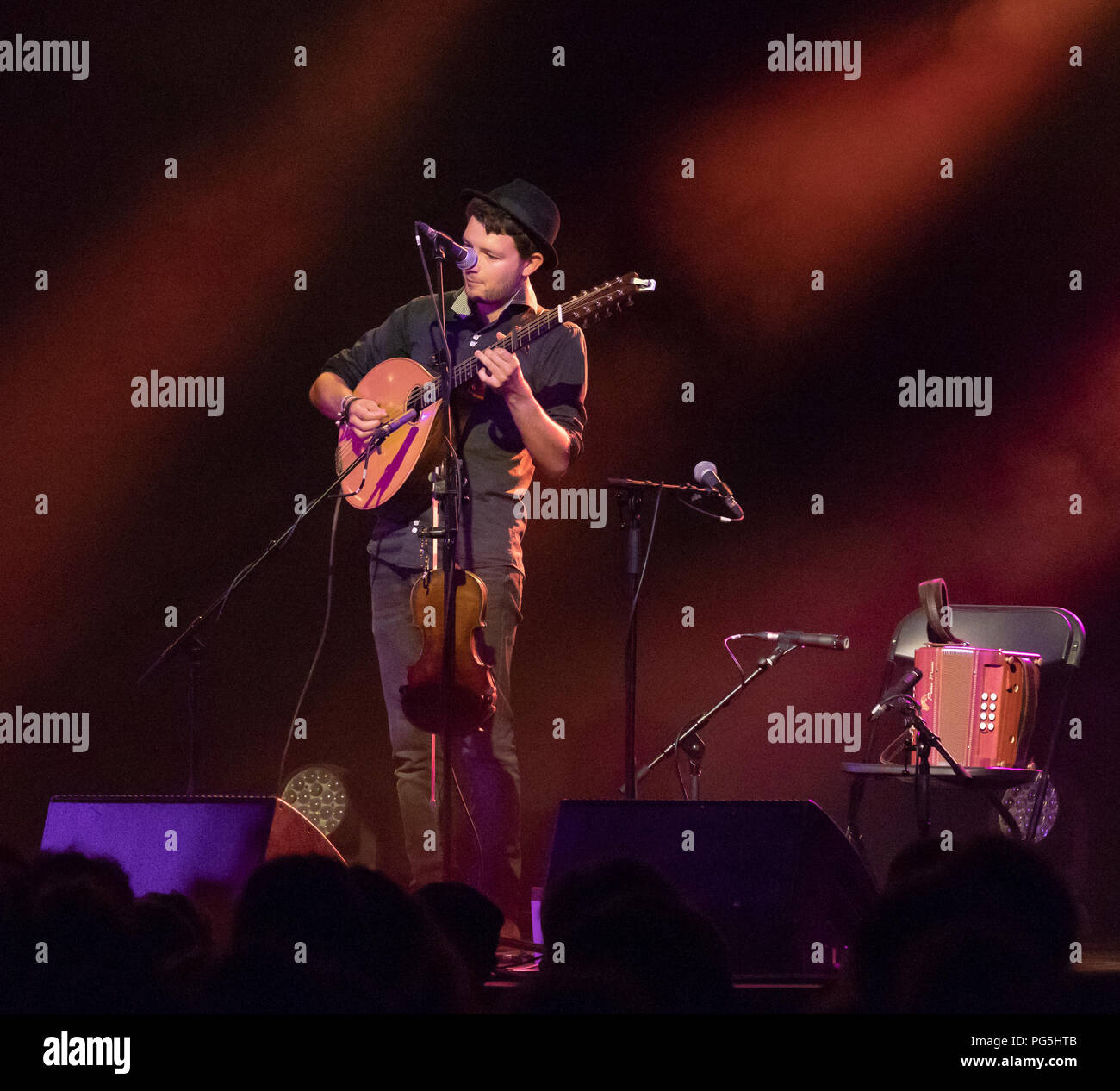Cara Dillon in concerto a Sidmouth Folk Festival nel prosciutto Marquee il 8 Agosto 2018 Foto Stock