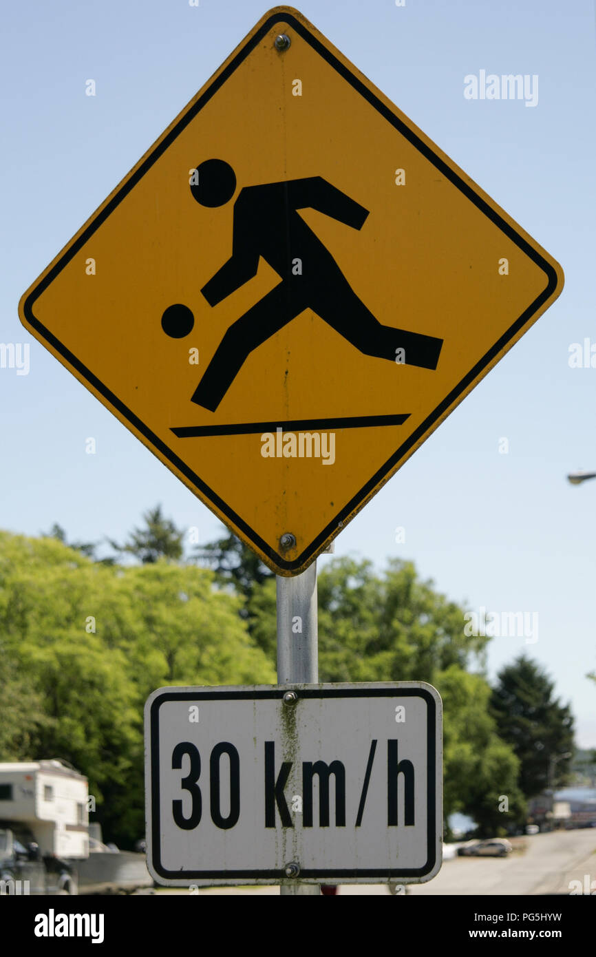 Strada segno attenzione i bambini a giocare a 30kmph Foto Stock