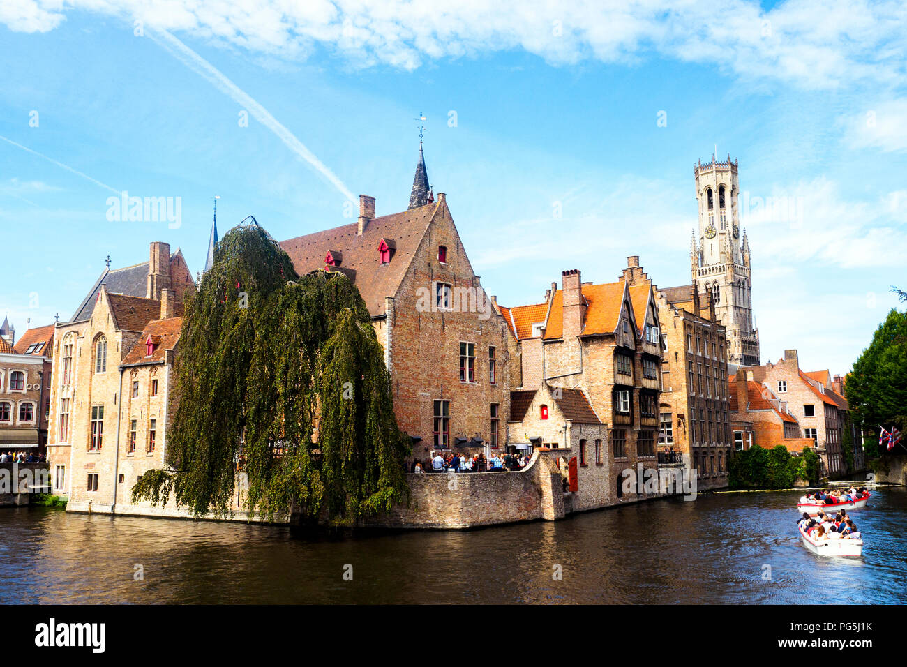Rozenhoedkaai con Belfry - Bruges, Belgio Foto Stock