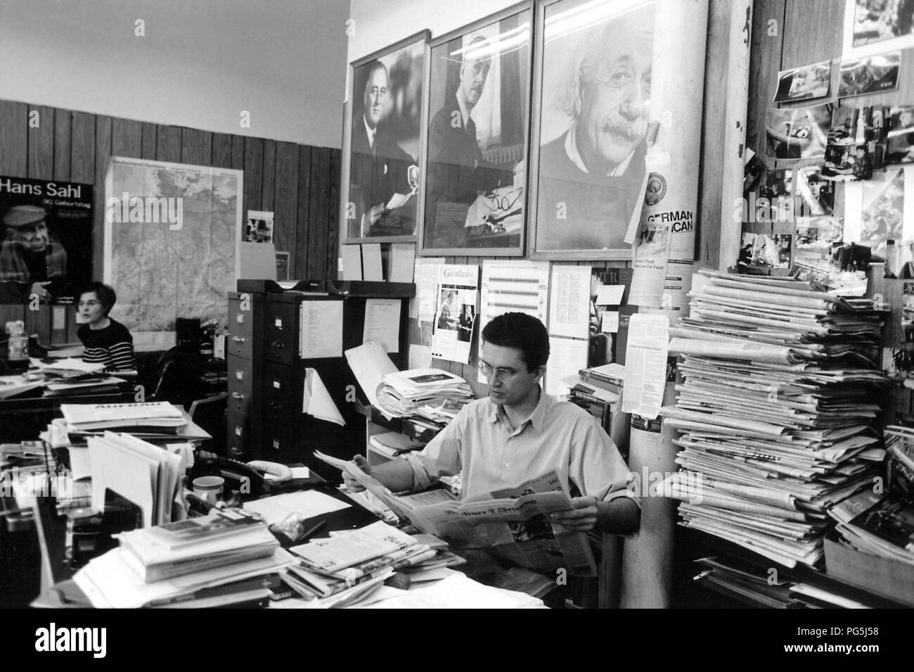 Editor Andreas Fink nella redazione del giornale 'struttura' in New York Foto Stock