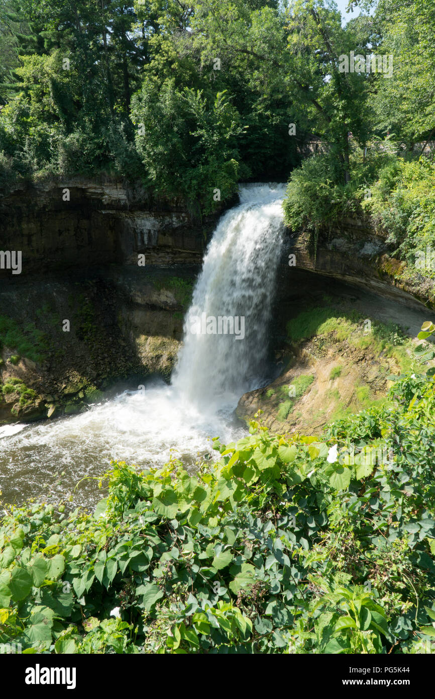 Bella estate tempo vista delle cascate Minnehaha parco naturale a Minneapolis Minnesota durante il giorno. Attrazione per i turisti e residenti di godere la Foto Stock