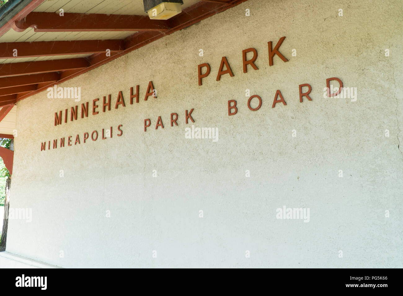 Minnesota, Stati Uniti d'America - Circa 2018: Minnehaha Park segno. Home alle cascate Minnehaha cascata scenic punto di riferimento e di attrazione turistica. Bellissima vista della natura s Foto Stock