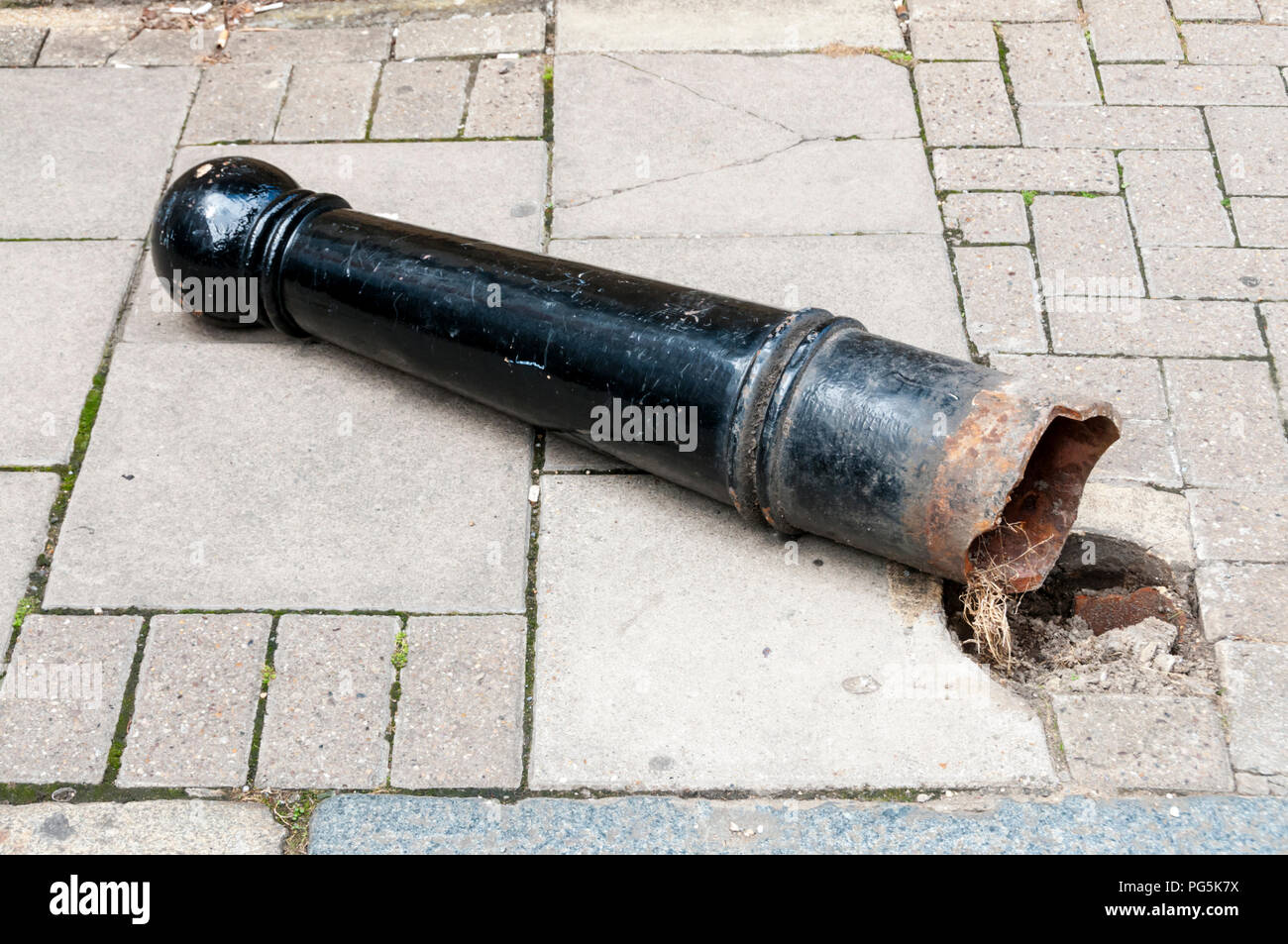 Un bollard caduto su una strada di Londra. Foto Stock