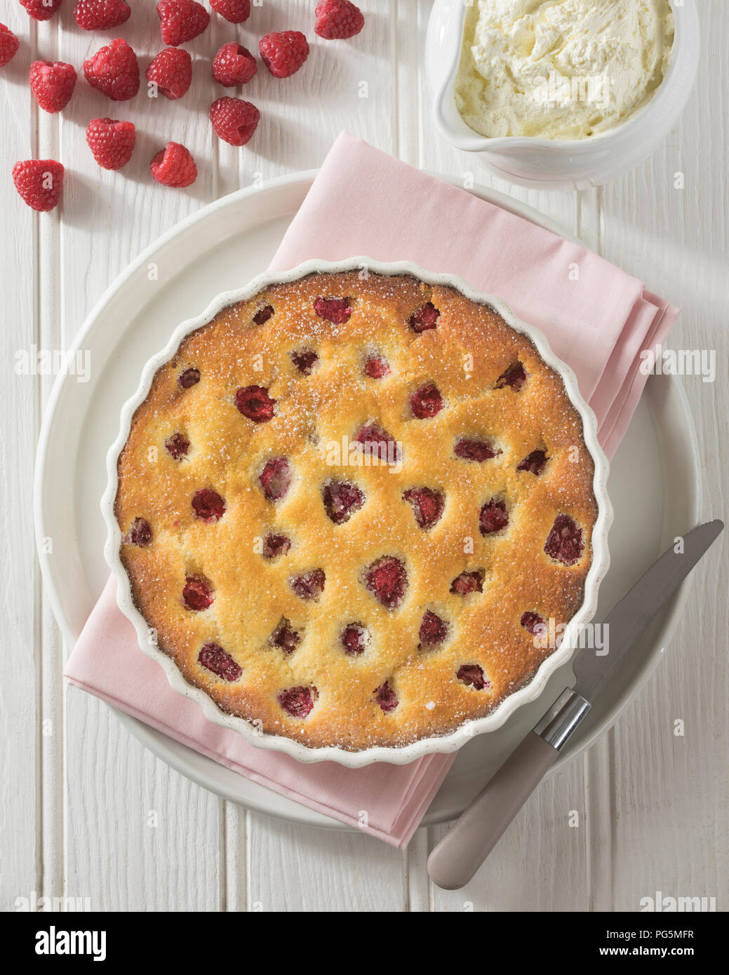 Clafoutis di lamponi. Dessert di frutta. In Francia il cibo Foto Stock