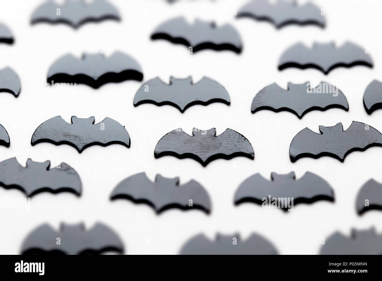Nero forme bat su uno sfondo bianco. Sfondo di Halloween Foto Stock
