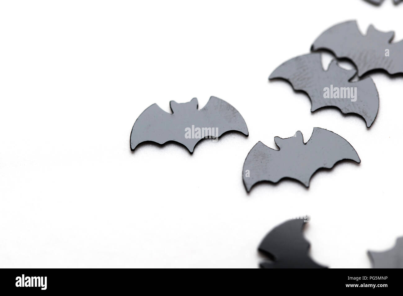 Nero forme bat su uno sfondo bianco. Sfondo di Halloween Foto Stock