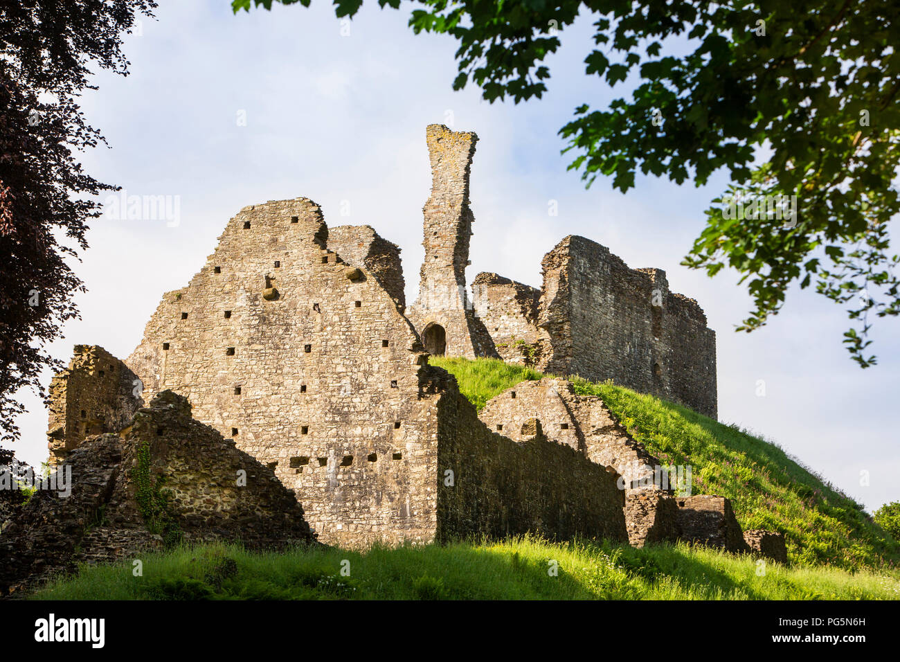 Regno Unito, Inghilterra, Devon, Okehampton, resti del borgo medievale di motte e bailey castle Foto Stock