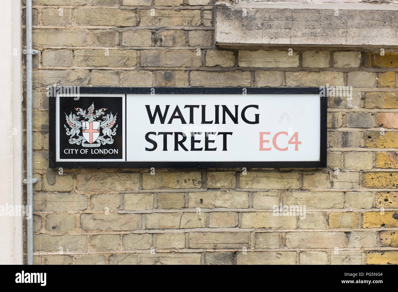 Strada tradizionale segno per Watling Street nella città di Londra montato su un muro fatto di mattoni di Londra Foto Stock