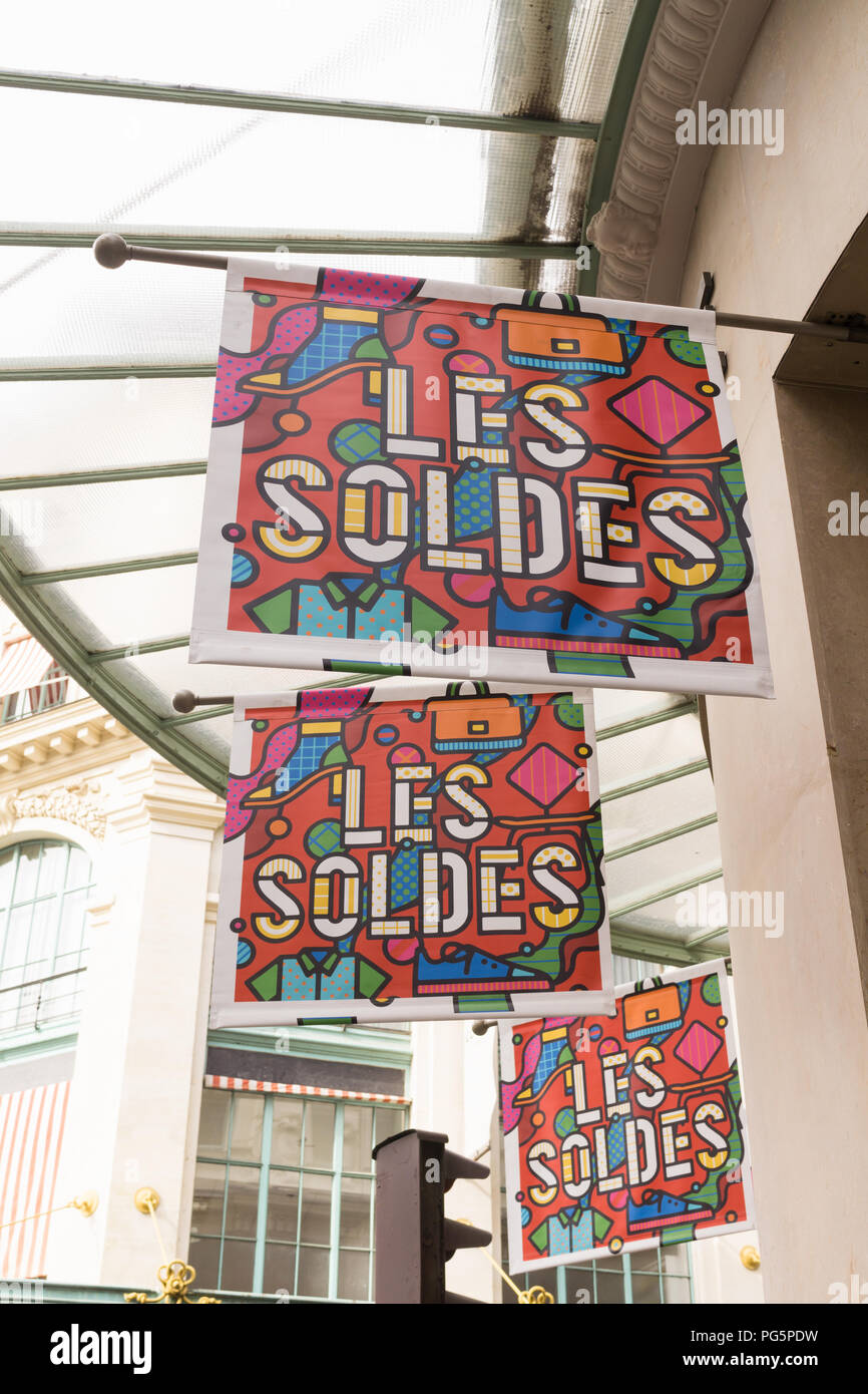 Vendite di Parigi - Shopping vendita indicazioni in francese su un department store di Parigi, in Francia, in Europa. Foto Stock
