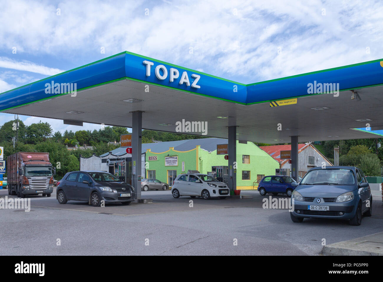 Topazio stazione di benzina e il piazzale antistante a Skibbereen, West Cork, Irlanda Foto Stock Topazio stazione di benzina e il piazzale antistante a Skibbereen, West Cork, Irlanda Foto Stock