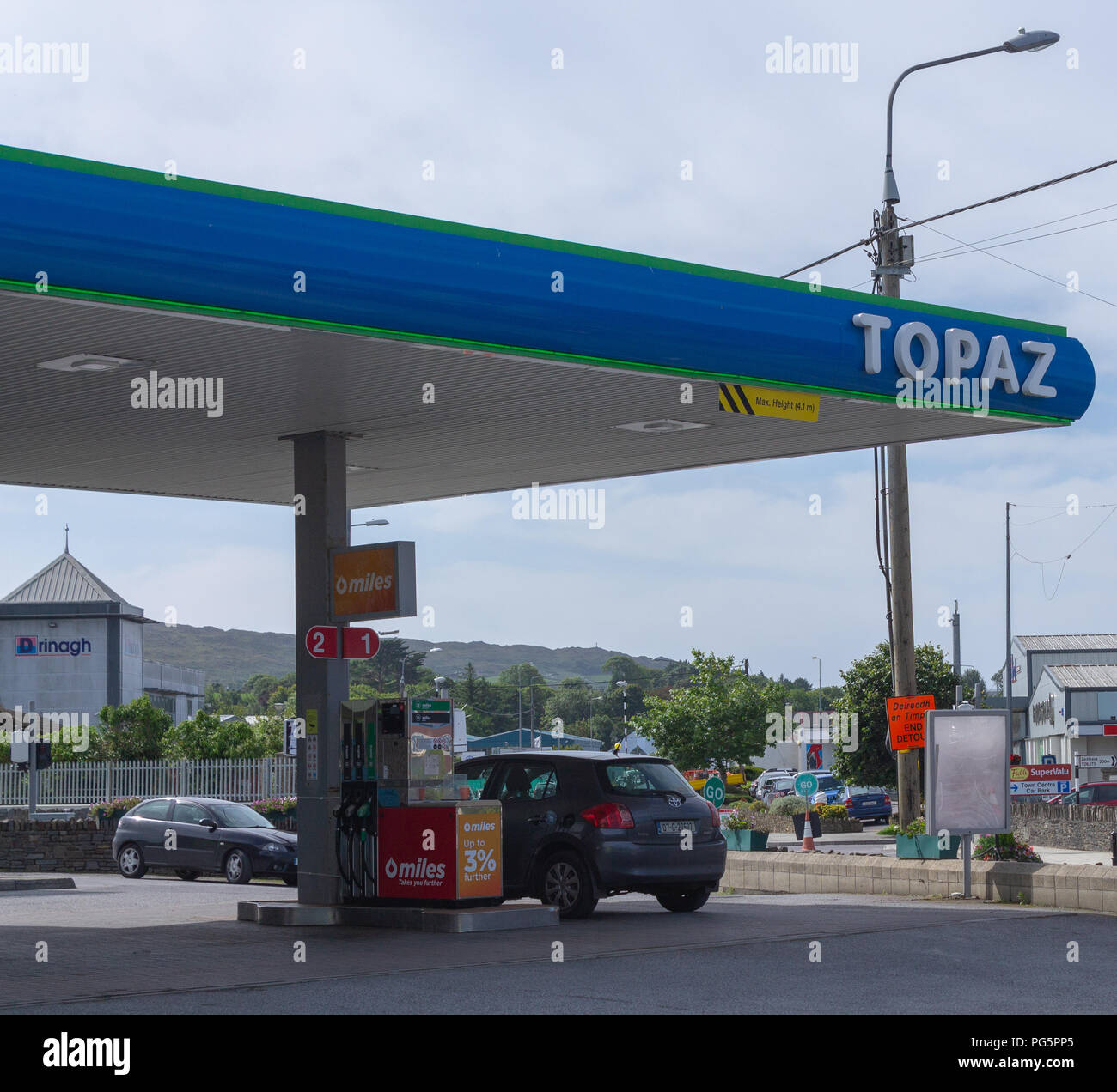 Topazio stazione di benzina e il piazzale antistante a Skibbereen, West Cork, Irlanda Foto Stock Topazio stazione di benzina e il piazzale antistante a Skibbereen, West Cork, Irlanda Foto Stock