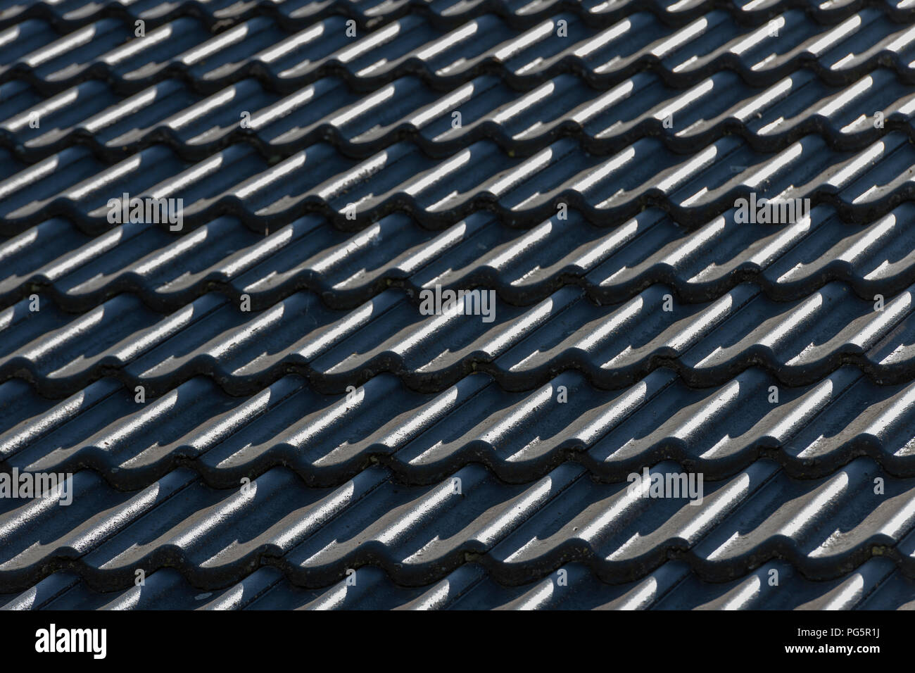 Tetto bloccato con il grigio tegole di calcestruzzo come immagine di sfondo Foto Stock