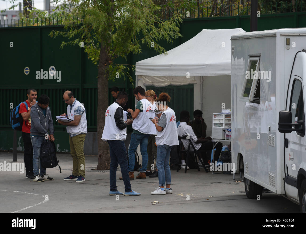 Agosto 14, 2018 - Parigi, Francia: Personale di MSF (Medici senza frontiere) parlare ai migranti vicino a Porte de la Chapelle. Le personnel de MSF installe une clinique chaque mobile mardi a proximite de la porte de la Chapelle. *** La Francia / NESSUNA VENDITA A MEDIA FRANCESI *** Foto Stock
