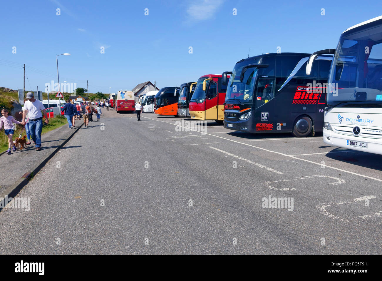 Grande numero di pullman turistici provenienti da diversi paesi a Fionnphort ferry terminal a Mull riempito con i turisti in visita a Iona Foto Stock
