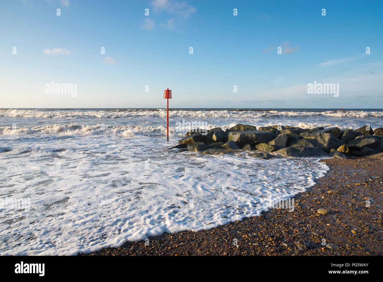 Onde che si infrangono sulla spiaggia a Skinningrove vicino cambs, North Yorkshire, Inghilterra. Foto Stock