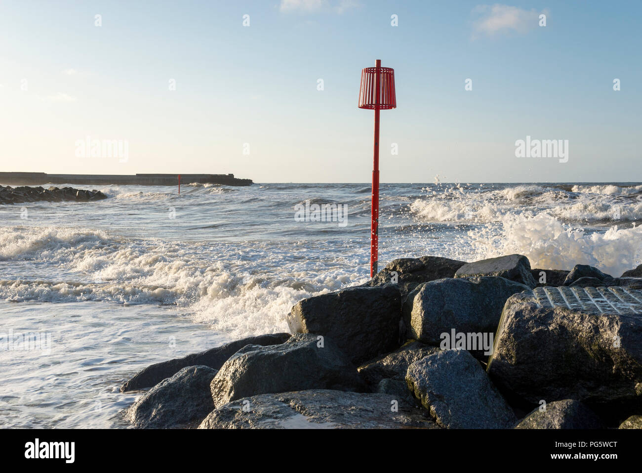 Onde che si infrangono sulla spiaggia a Skinningrove vicino cambs, North Yorkshire, Inghilterra. Foto Stock