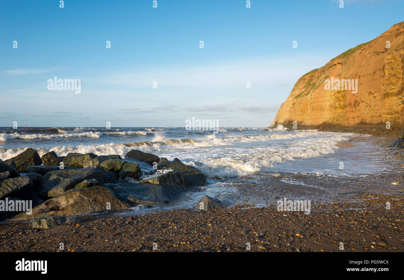 Onde che si infrangono sulla spiaggia a Skinningrove sulla costa del North Yorkshire, Inghilterra. Foto Stock