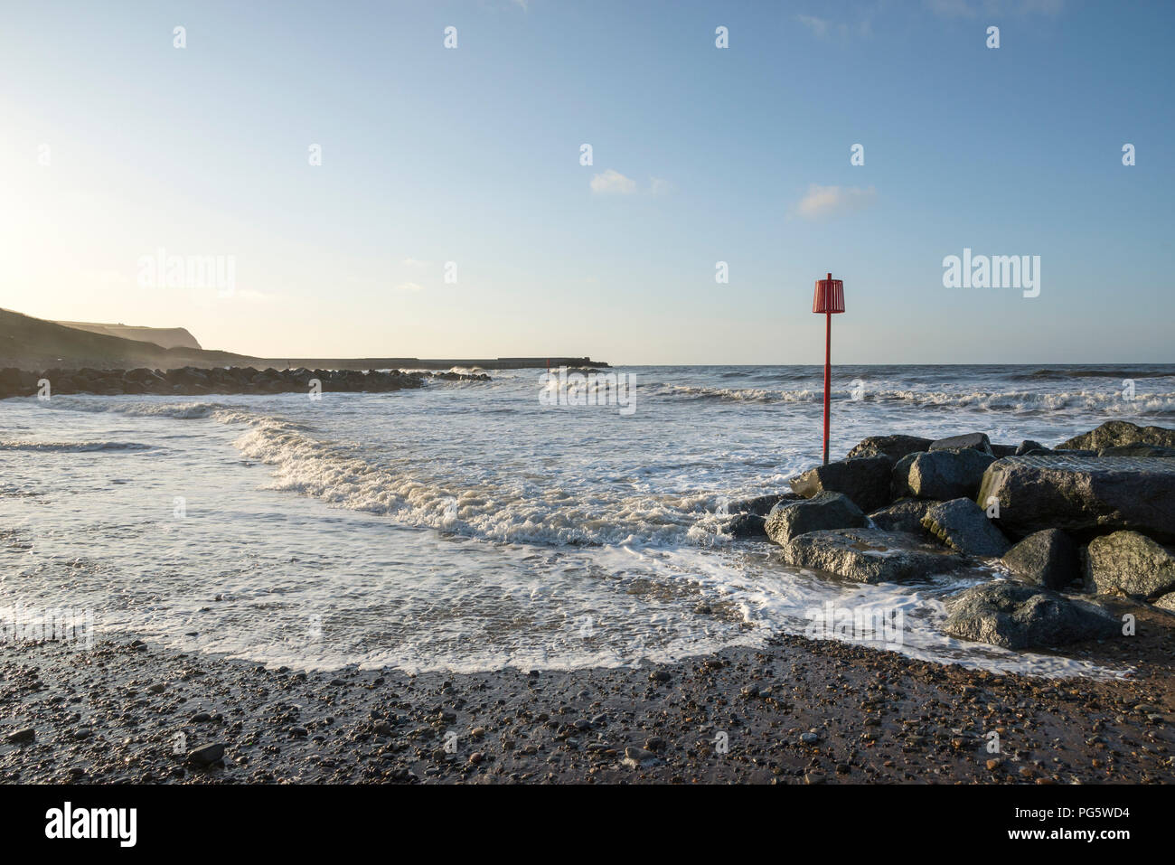 Onde che si infrangono sulla spiaggia a Skinningrove vicino cambs, North Yorkshire, Inghilterra. Foto Stock